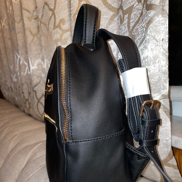 Clearing up new or rarely used things from my closet. - Picture 2 of 3